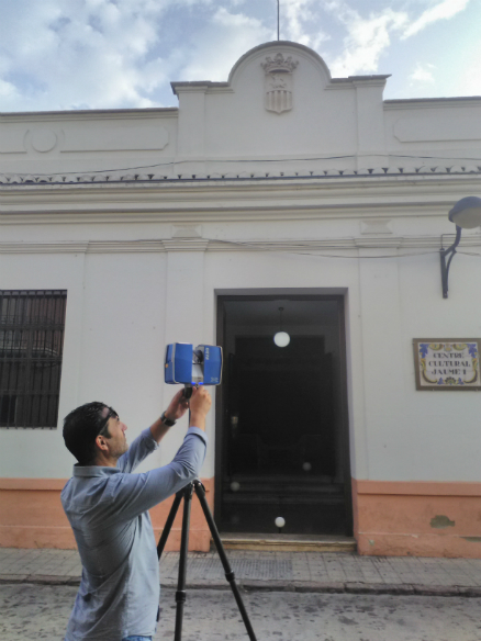 ANTONIO SORIA DE FADI ESTACIONANDO LÁSER ESCANER